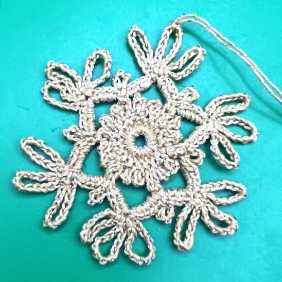 Lot of 6 VTG Handmade Crochet Snowflake Ornaments 1980s Metallic Holiday Décor - Picture 8 of 8